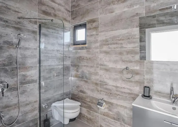 Ortac 3 Doga Icerisinde, Korunakli Villa